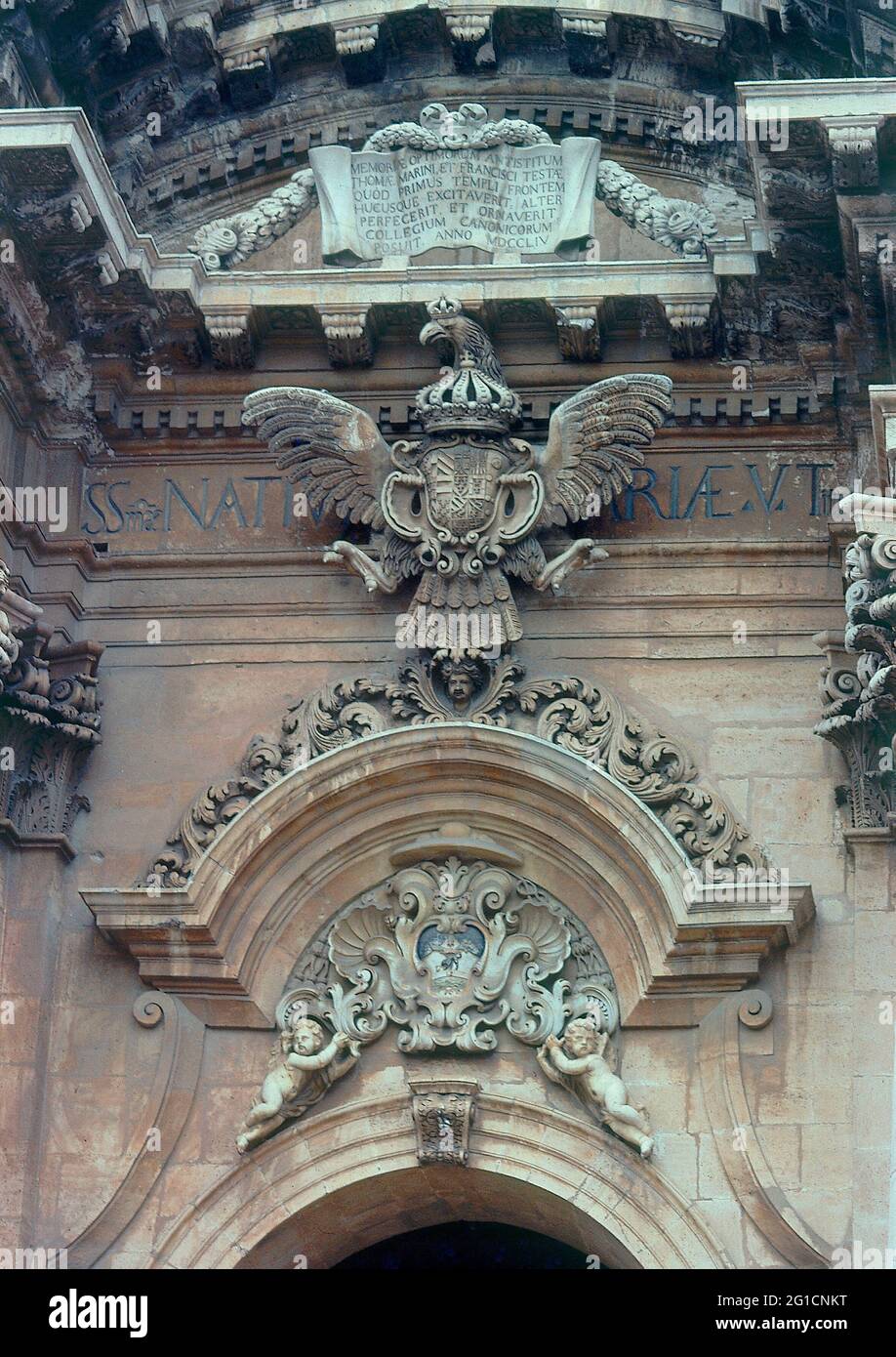 DETALLE SUPERIOR DE LA PORTADA PRINCIPAL - FOTO AÑOS 80. Emplacement: CATEDRAL. SICILIA / SIRACUSA. ITALIE. Banque D'Images