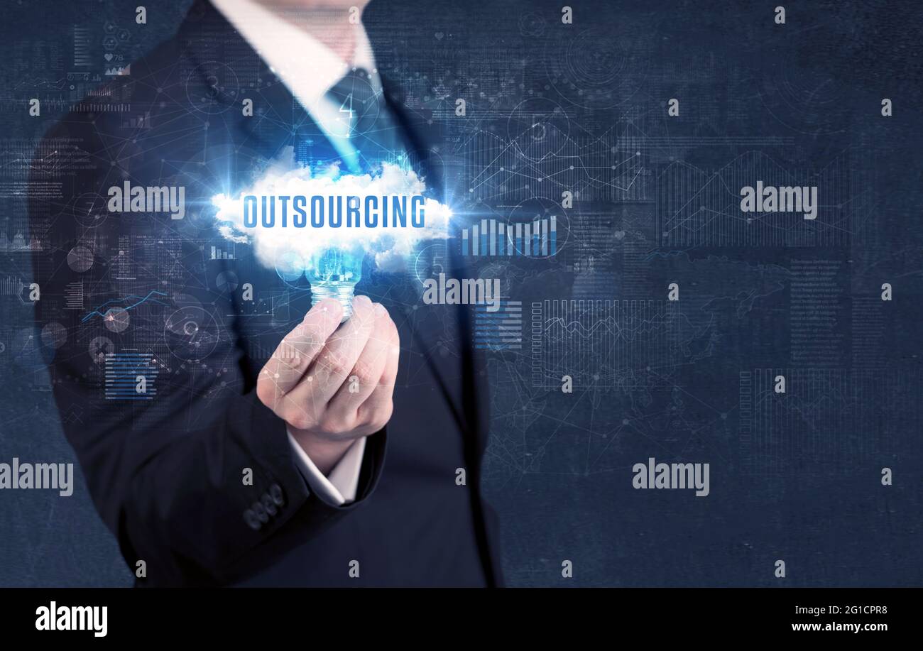 Homme d'affaires muni d'une ampoule, concept commercial Banque D'Images