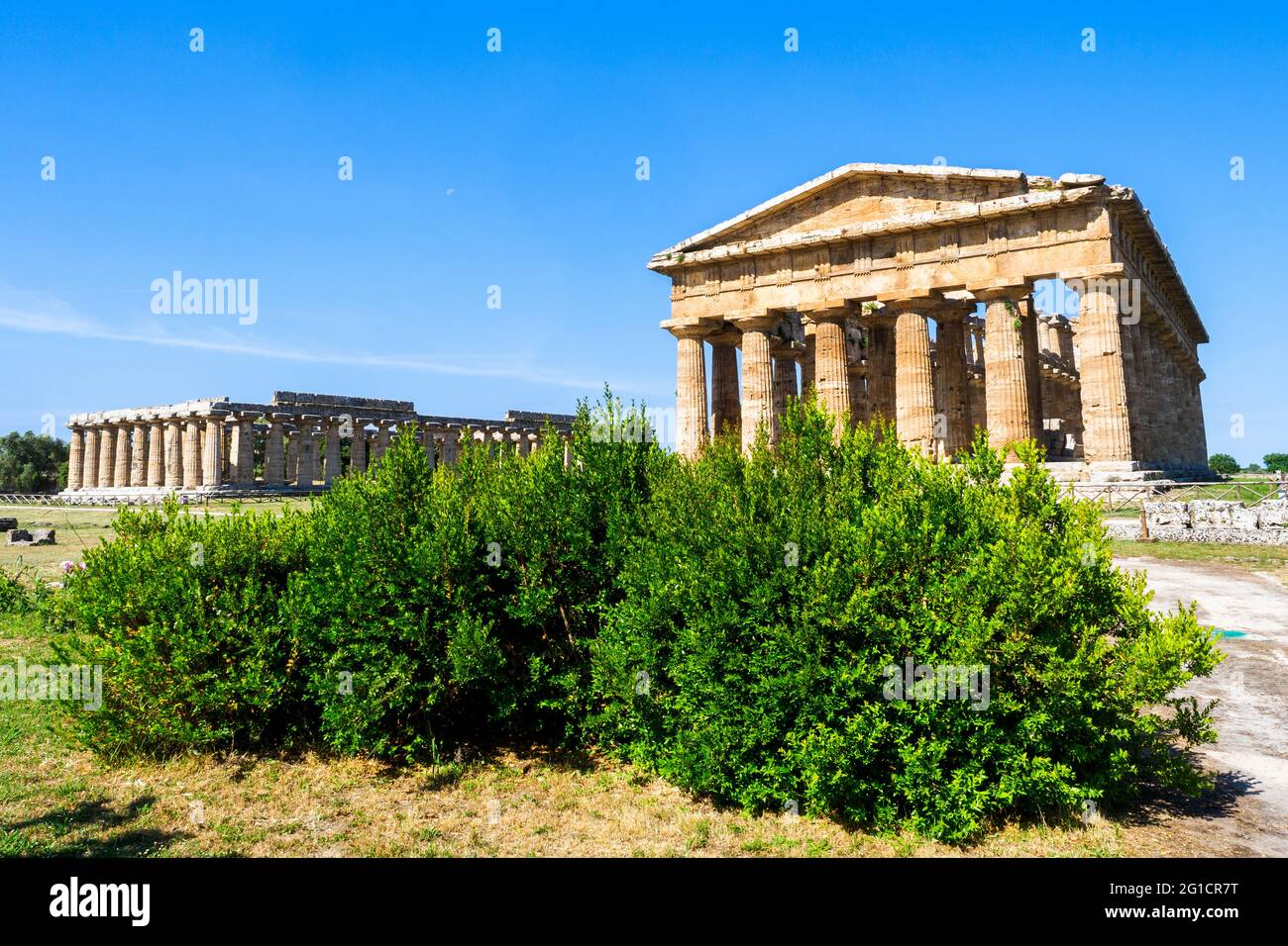 Le temple grec de style dorique de Neptune et le temple de Hera - zone archéologique de ​​Paestum - Salerne, Italie Banque D'Images