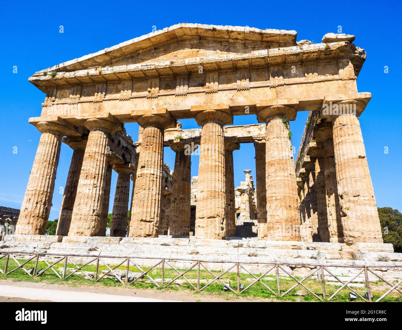 Le temple grec de style dorique de Neptune - zone archéologique de ​​Paestum - Salerne, Italie Banque D'Images