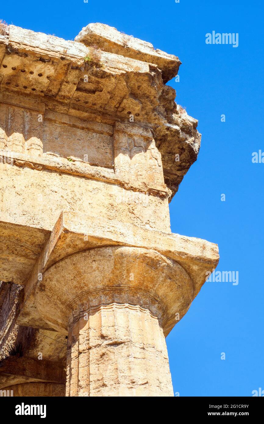 Détail du temple grec de style dorique de Neptune - zone archéologique de ​​Paestum - Salerne, Italie Banque D'Images