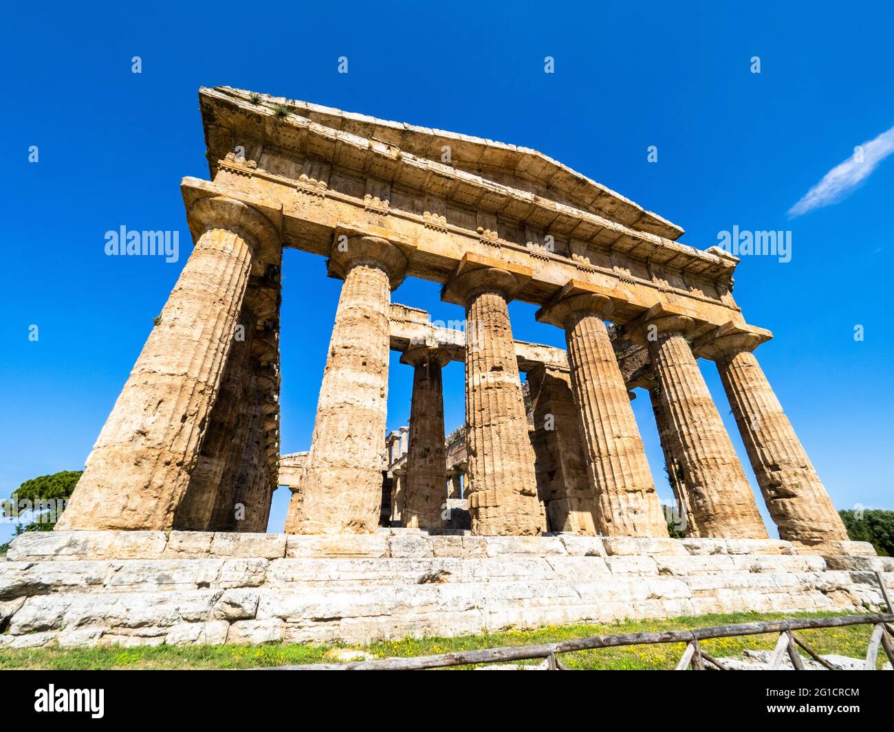 Le temple grec de style dorique de Neptune - zone archéologique de ​​Paestum - Salerne, Italie Banque D'Images