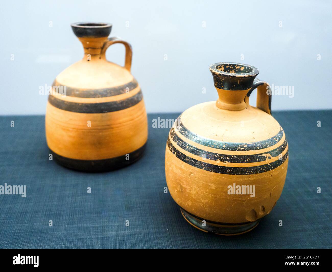 Deux flaques d'huile parfumées - Santa Venera, Tombeau 341 (fin du 6e siècle av. J.-C.) - zone archéologique de Paestum - Salerno, Italie Banque D'Images