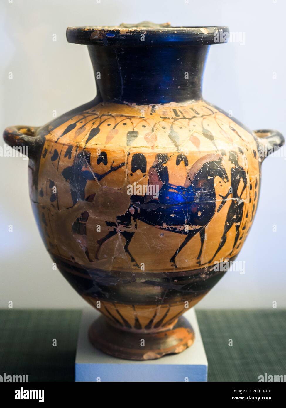 Grand bol d'eau noir avec un cavalier représenté entre les hommes de remorquage - Arcioni (560-550 av. J.-C.) - zone archéologique de Paestum - Salerno, Italie Banque D'Images