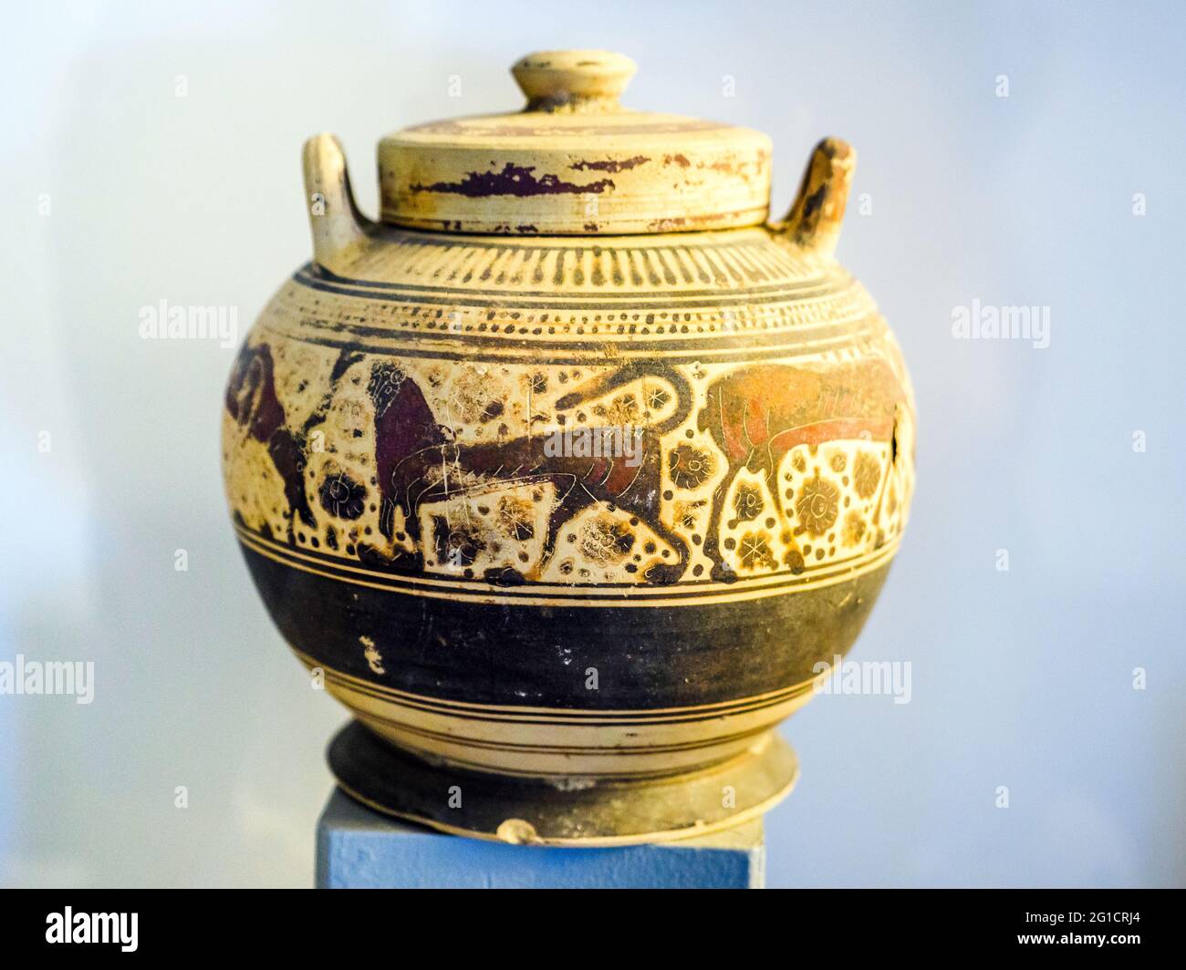 Boîte pour articles de toilette pour femmes avec couvercle fabriqué à Corinthe - Laghetto, tombeau 60 (570-560 av. J.-C.) - zone archéologique de Paestum - Salerno, Italie Banque D'Images