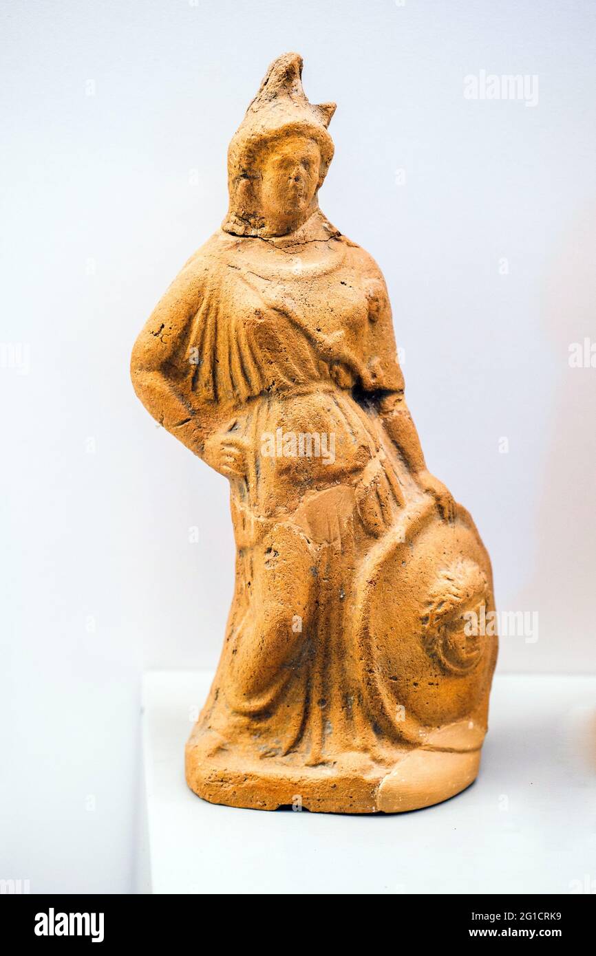 Vote offrant statuette d'une divinité probablement Athéna (première moitié du 6ème siècle av. J.-C.) - zone archéologique de ​​Paestum - Salerne, Italie Banque D'Images