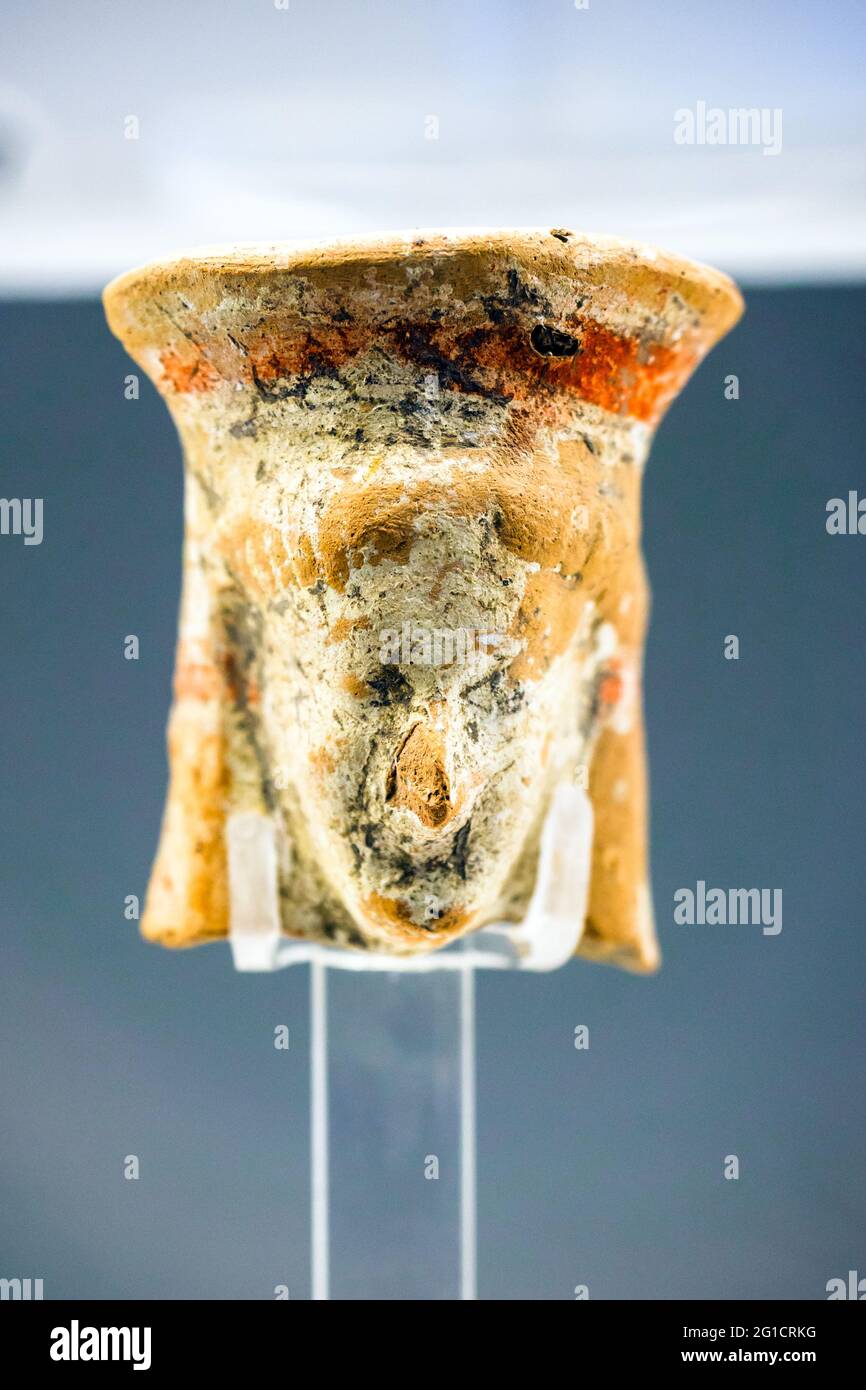 Vote offrant statuette d'une divinité probablement Athéna (première moitié du 6ème siècle av. J.-C.) - zone archéologique de ​​Paestum - Salerne, Italie Banque D'Images