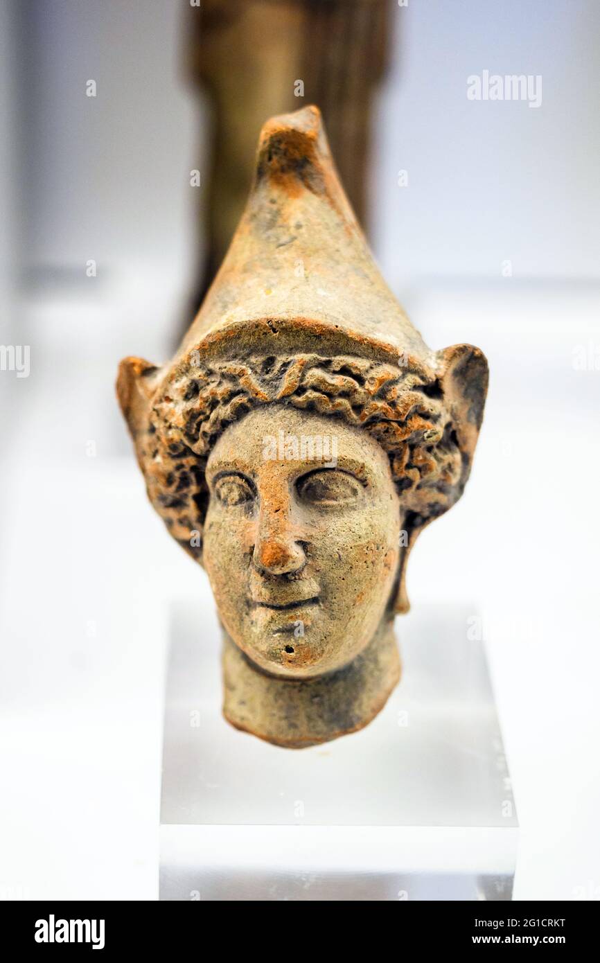 Vote offrant statuette d'une divinité probablement Athéna (première moitié du 6ème siècle av. J.-C.) - zone archéologique de ​​Paestum - Salerne, Italie Banque D'Images