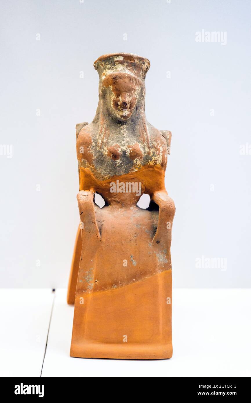 Vote offrant statuette d'une divinité probablement Athéna (première moitié du 6ème siècle av. J.-C.) - zone archéologique de ​​Paestum - Salerne, Italie Banque D'Images