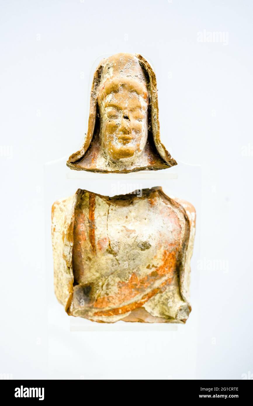 Vote offrant statuette d'une divinité probablement Athéna (première moitié du 6ème siècle av. J.-C.) - zone archéologique de ​​Paestum - Salerne, Italie Banque D'Images