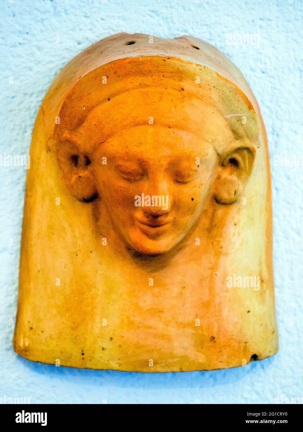 Masque féminin en terre cuite - Sanctuaire du Sud (fin du 5ème-4ème siècle av. J.-C.) - zone archéologique de ​​Paestum - Salerne, Italie Banque D'Images