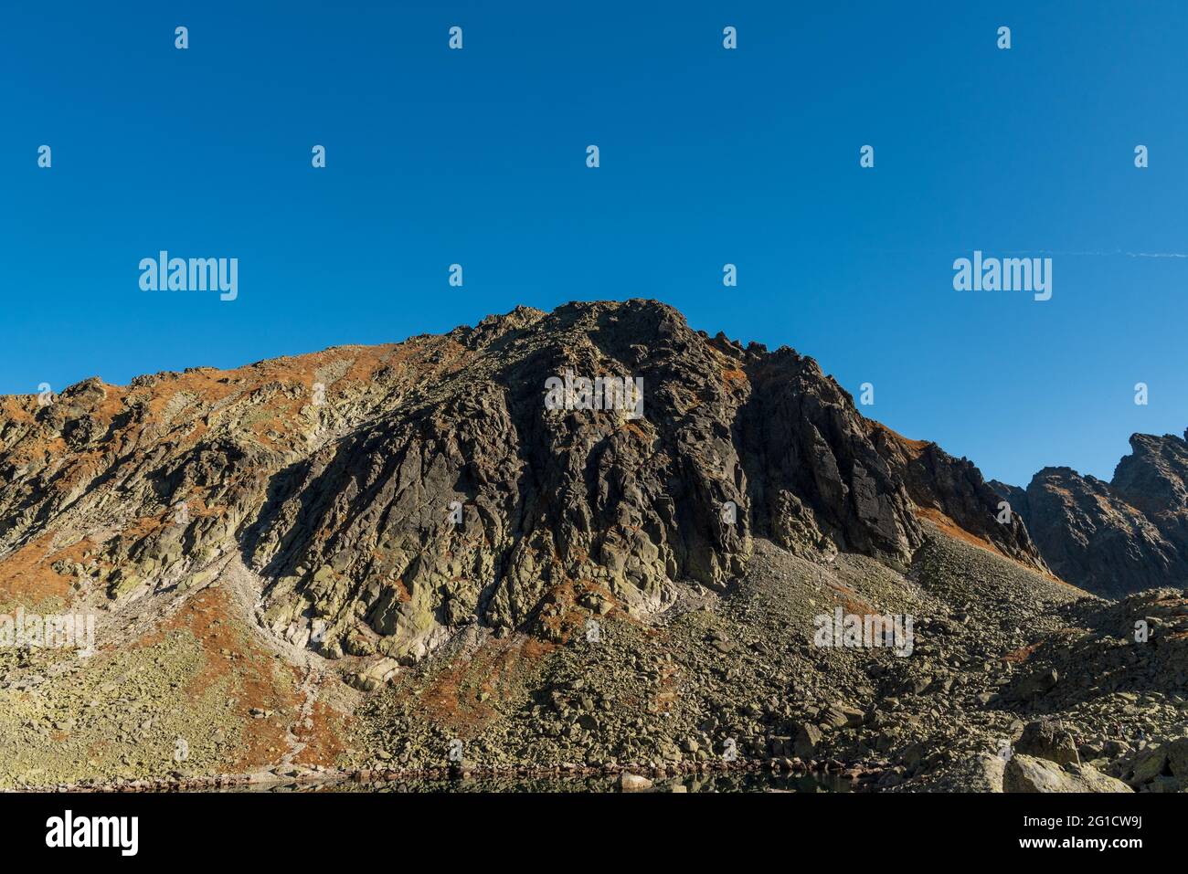 Strbsky stit le sommet de montagne du lac de Capie pleso sur la vallée de Mlynicka dolina dans les montagnes Vysoke Tatry en Slovaquie Banque D'Images