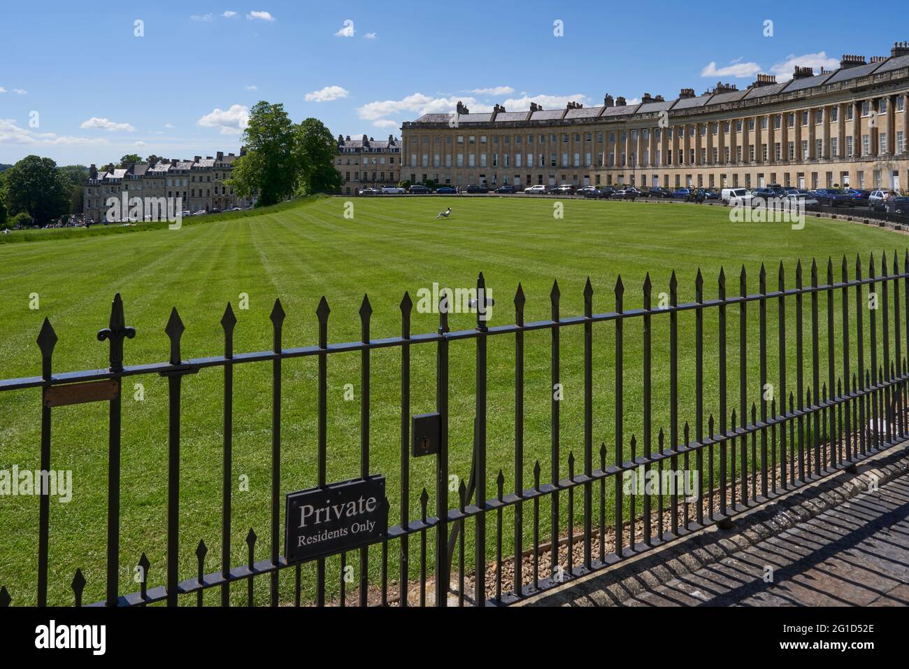 Personne seule dans le jardin des résidents privés en face du Royal Crescent historique, Bath, Royaume-Uni Banque D'Images