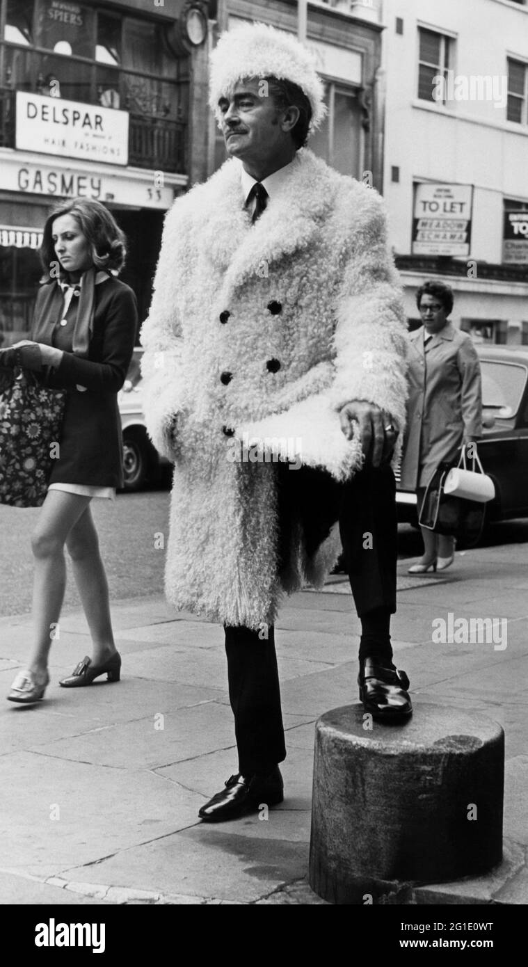 Mode, années 1970, mode pour hommes, manteau de peau de mouton mongol, longueur totale, COLLECTION HIVER, 1970, DROITS-SUPPLÉMENTAIRES-AUTORISATION-INFO-NON-DISPONIBLE Banque D'Images