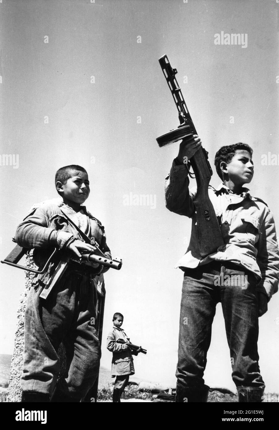 Militaire, Palestine, guérilla, enfants soldats d'El Fatah (OLP), Jordanie, 1969, mitrailleuses, armes à feu, INFO-AUTORISATION-DROITS-SUPPLÉMENTAIRES-NON-DISPONIBLE Banque D'Images