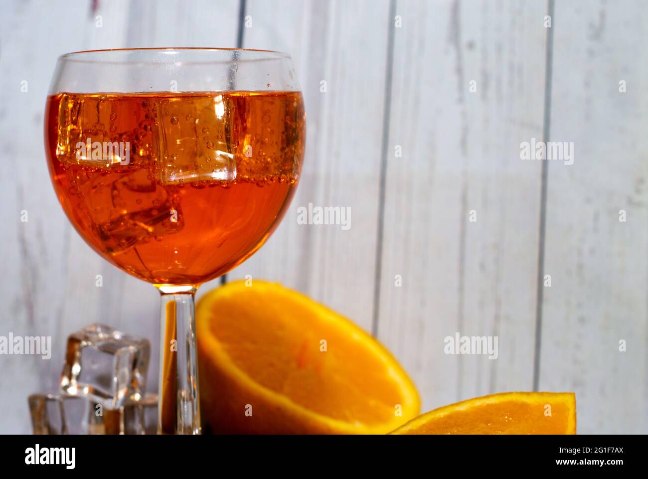 Spritz italien horizontal avec glaçons et oranges Banque D'Images