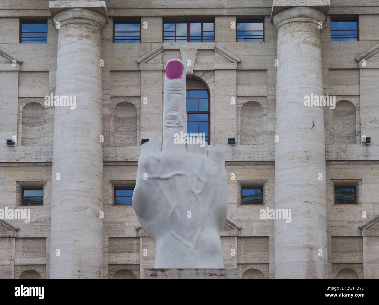 Maurizio Cattelan L.O.V.E. La sculpture, est placée devant le siège du palais de minuit de la bourse italienne ongle de la statue étalé Banque D'Images