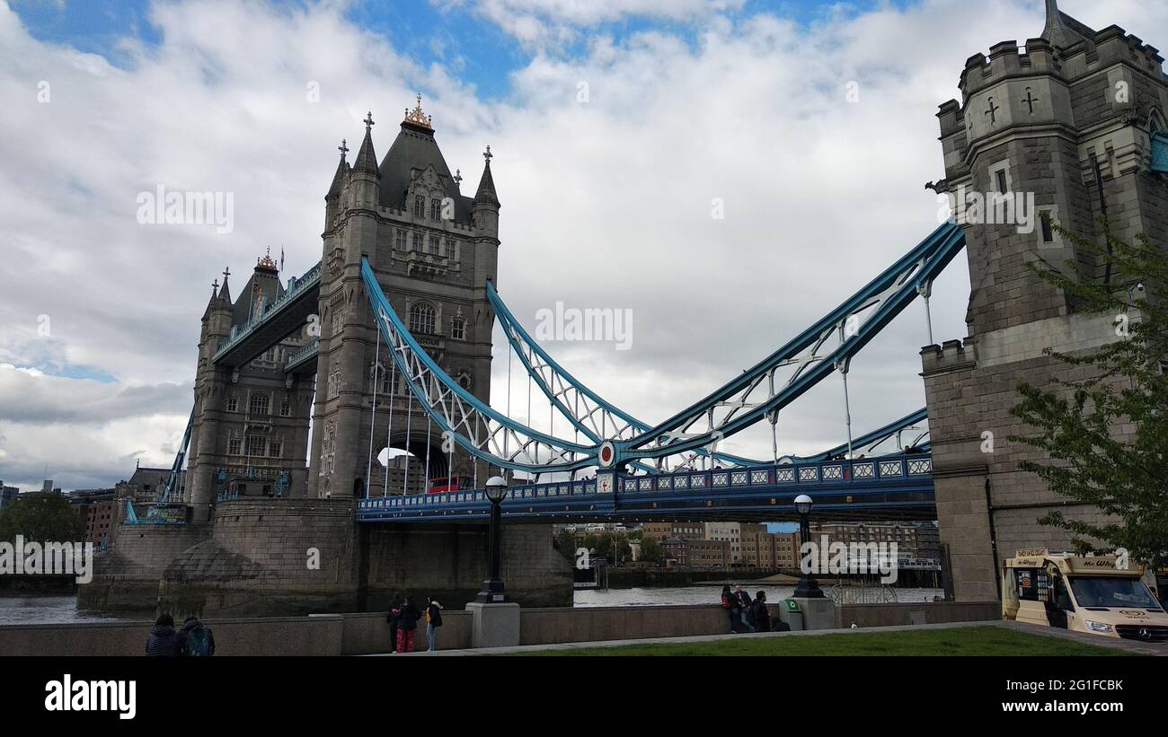 LONDRES, ANGLETERRE - 6 JUIN 2021. Le Tower Bridge de Londres par une journée ensoleillée et nuageux. Photographie horizontale. Banque D'Images