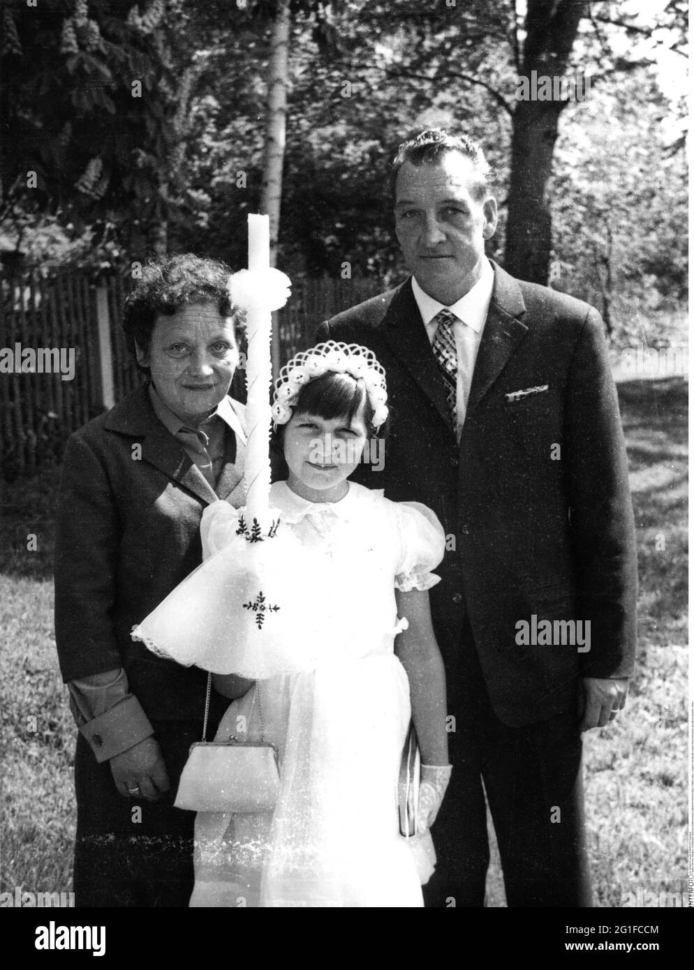 Religion, Christianisme, coutume, première communion, fille avec ses parents, années 1960, DROITS-SUPPLÉMENTAIRES-AUTORISATION-INFO-NON-DISPONIBLE Banque D'Images