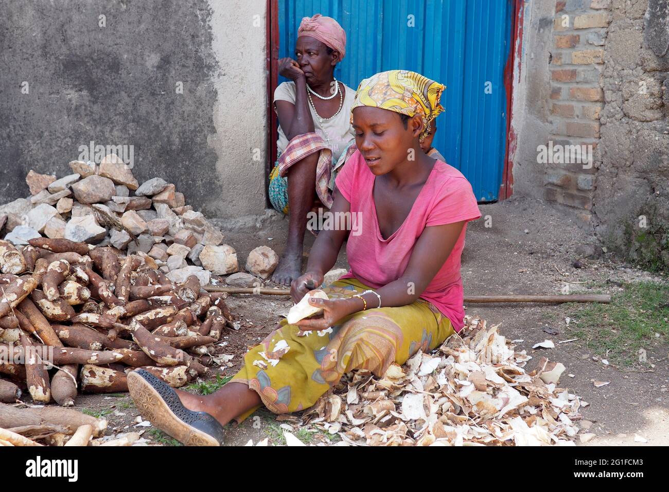 Les femmes récoltant des ignames au Rwanda, une nourriture de base de nombreux Africains Banque D'Images