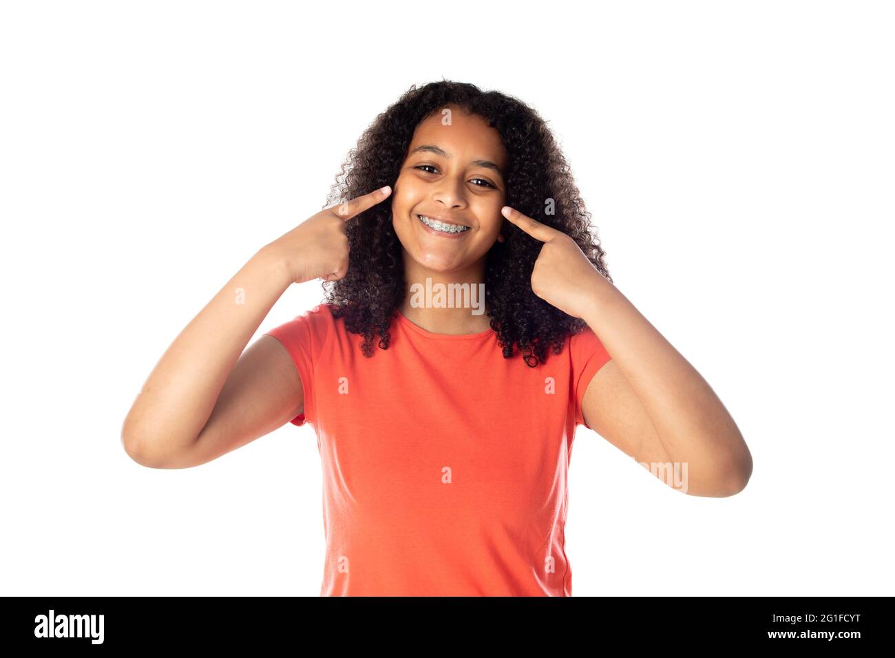 Fille de course mixte avec de mignons cheveux afro Banque D'Images