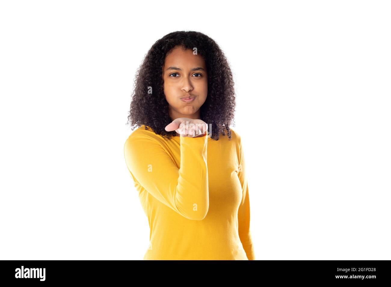 Fille de course mixte avec de mignons cheveux afro Banque D'Images