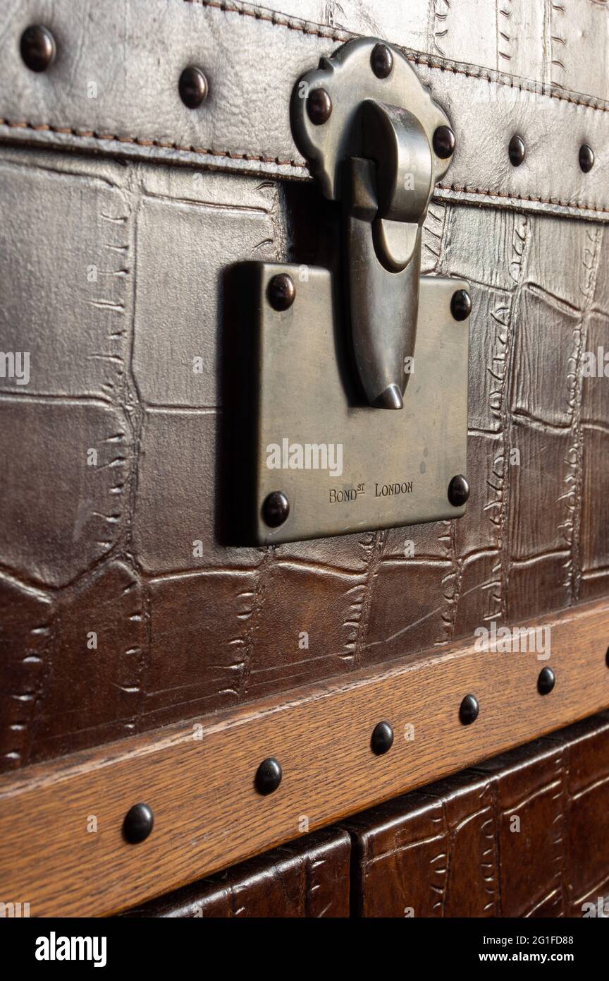 gros plan extrême du fermoir d'un ancien coffre du défroisseur recouvert de cuir gaufré et de rivets. L'inscription sur le fermoir indique Bond Street London Banque D'Images