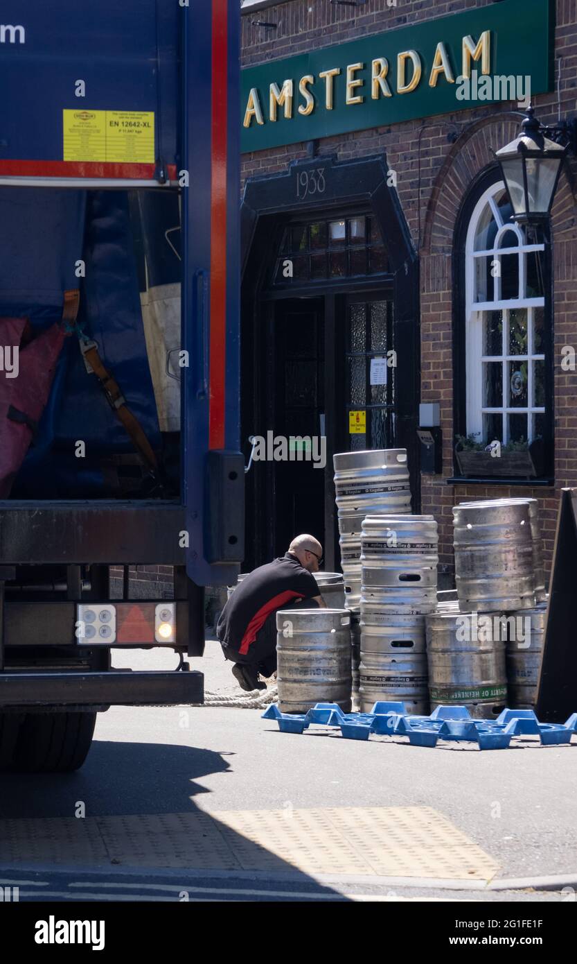 Remplissage des caves de la maison publique (pub) suite à l'assouplissement des restrictions de troisième confinement en Angleterre. Dans certains pubs, le public les buvait secs Banque D'Images