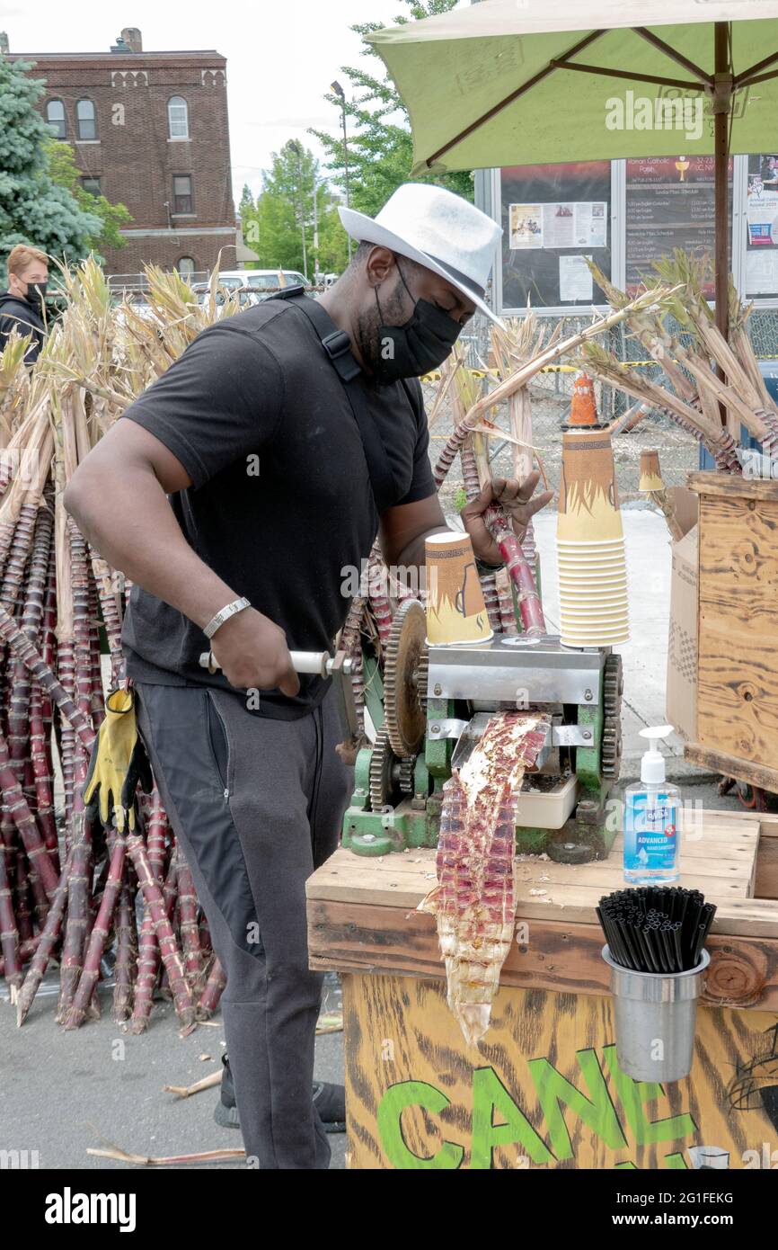 Un homme qui produit et vend du jus de canne à sucre frais lors d'une foire  de rue à Astoria Queens, New York Photo Stock - Alamy