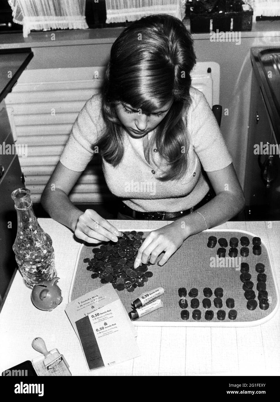 Argent / Finances, Journée mondiale de l'épargne, fille triant des pièces de monnaie à rouleaux, 29.10.1971, DROITS-SUPPLÉMENTAIRES-AUTORISATION-INFO-NON-DISPONIBLE Banque D'Images