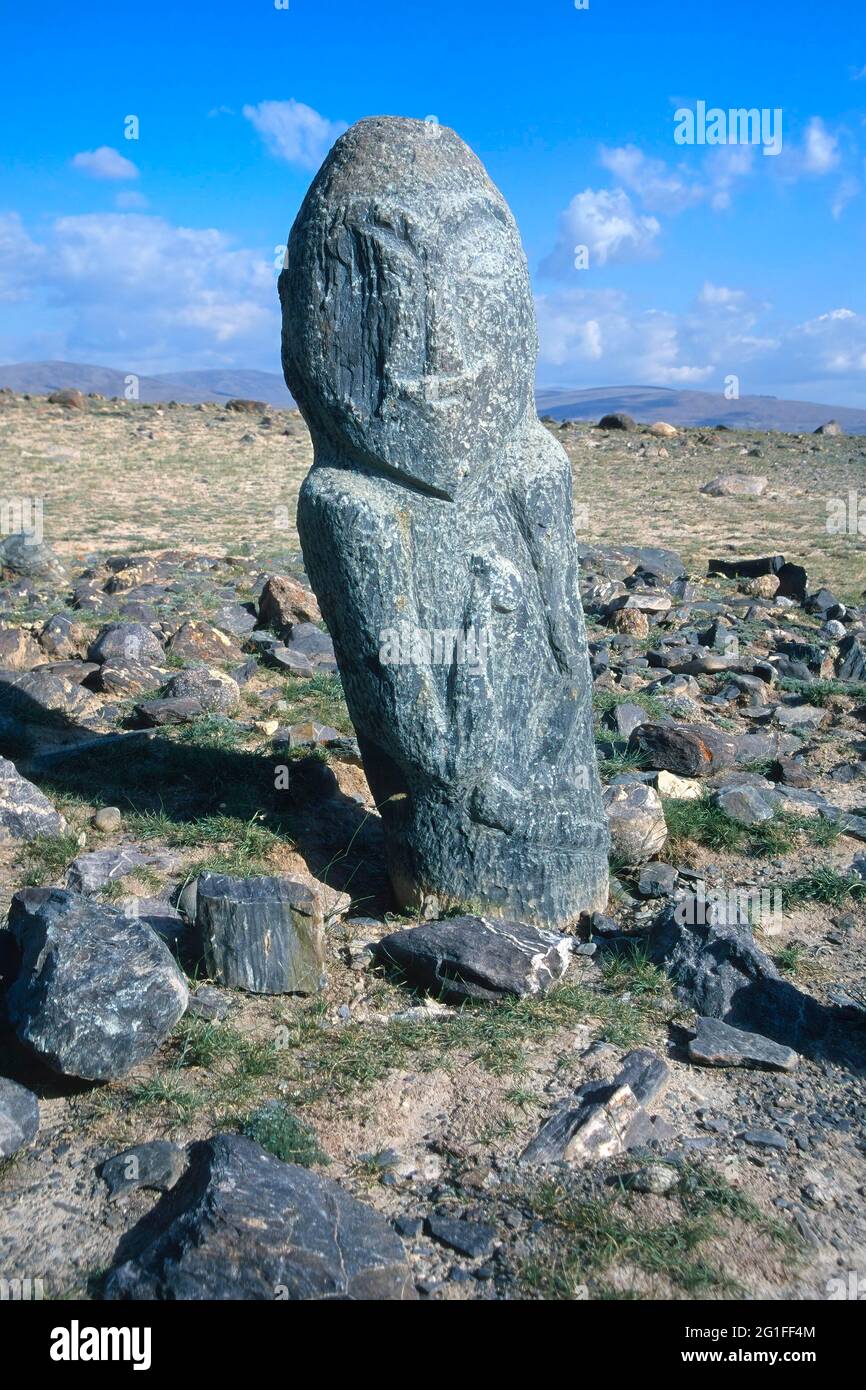 Ancienne stèle de pierre d'un guerrier turc ou Balbal près du lac Khurgan, montagnes de l'Altaï, province de Bayan-Olgii, Mongolie Banque D'Images