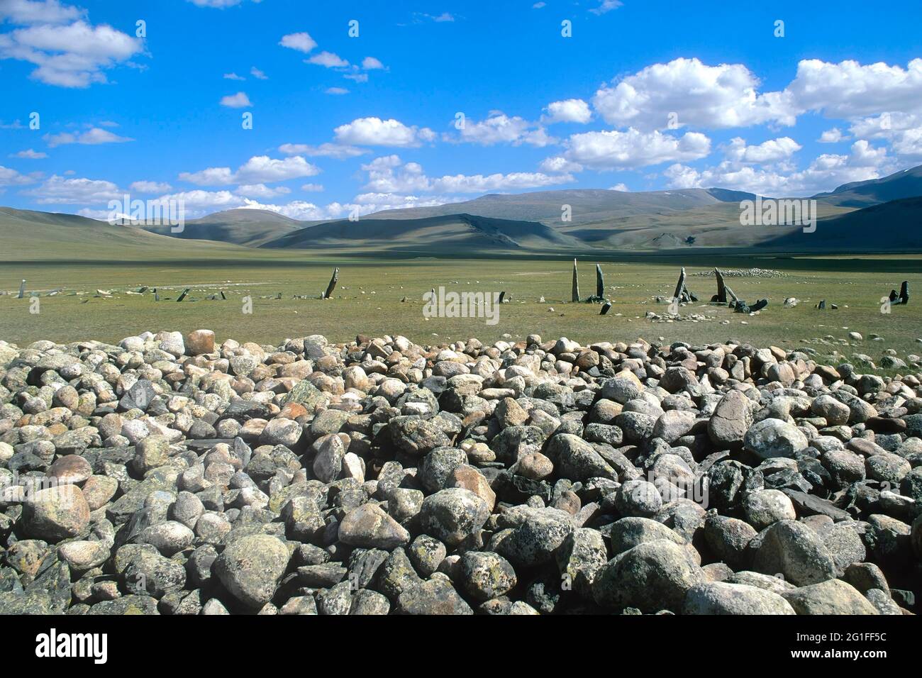 Stèles funéraires ou pierres de cerfs, site d'enfouissement préhistorique de la rivière Sagsai, montagnes Altai, province de Bayan-Olgii, Mongolie Banque D'Images