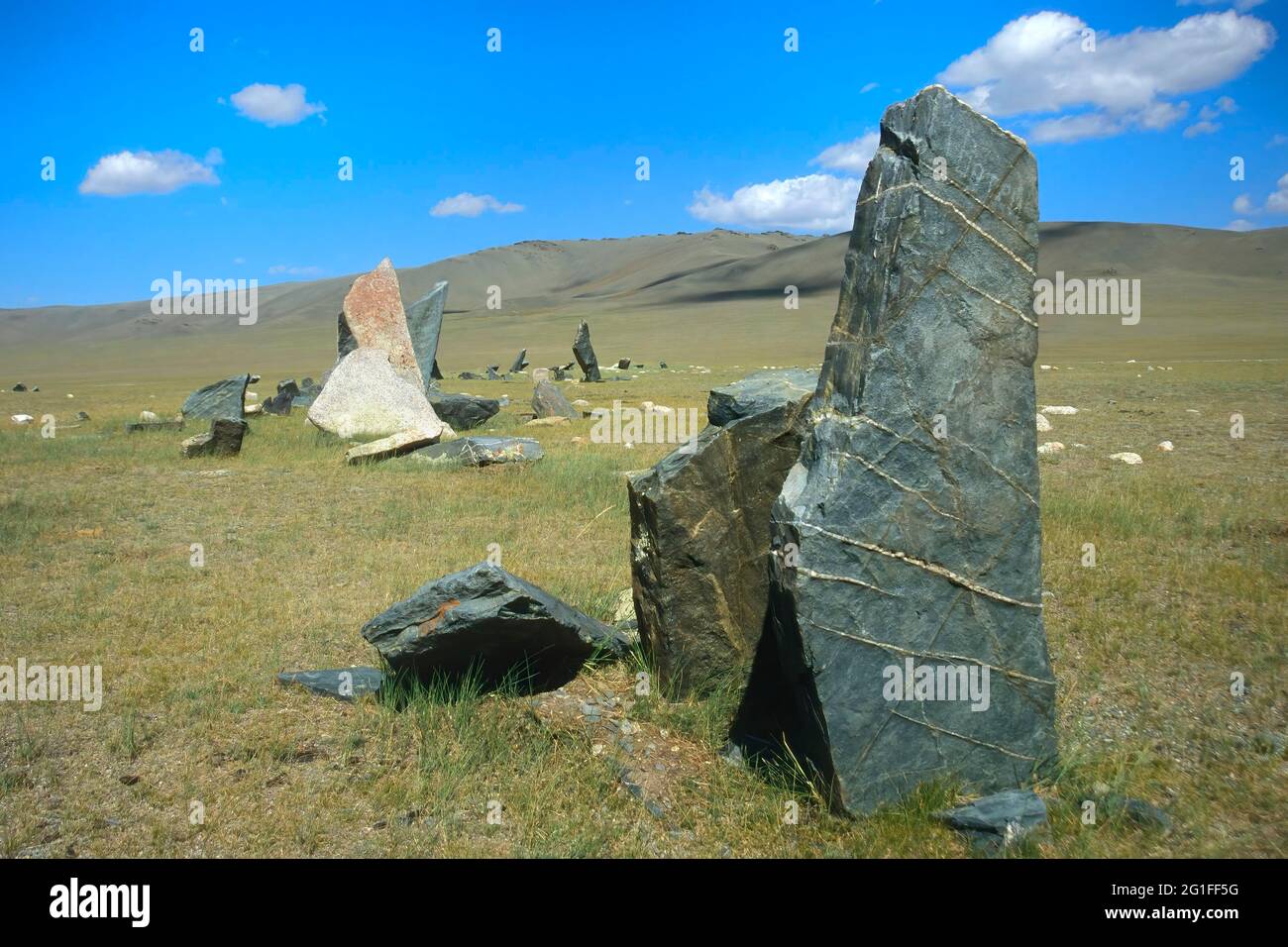 Stèles funéraires ou pierres de cerfs, site d'enfouissement préhistorique de la rivière Sagsai, montagnes Altai, province de Bayan-Olgii, Mongolie Banque D'Images