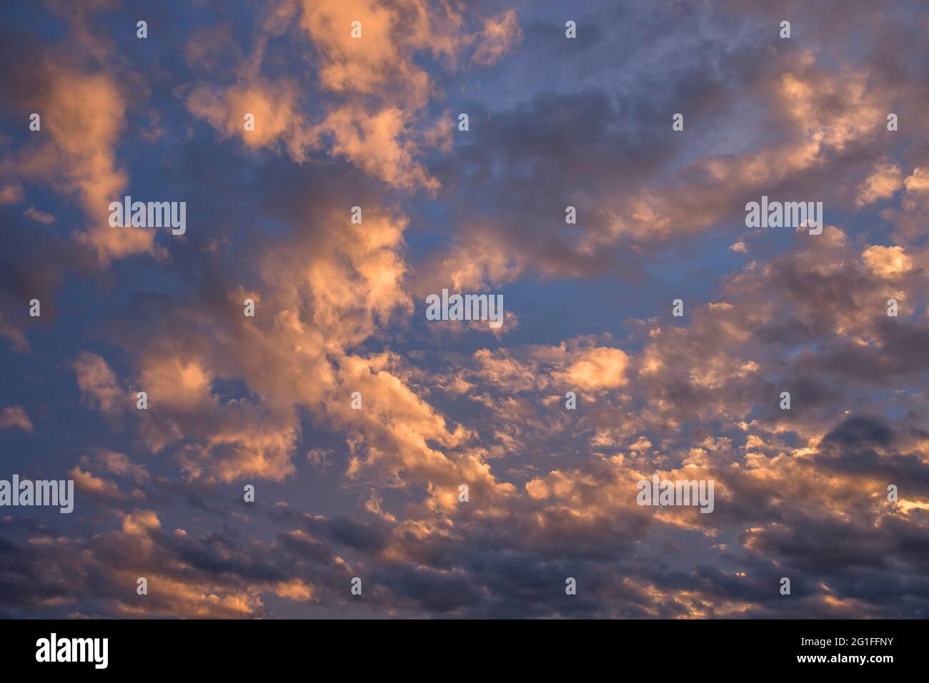 Ciel nuageux dans la lumière du soir, Bavière, Allemagne Banque D'Images