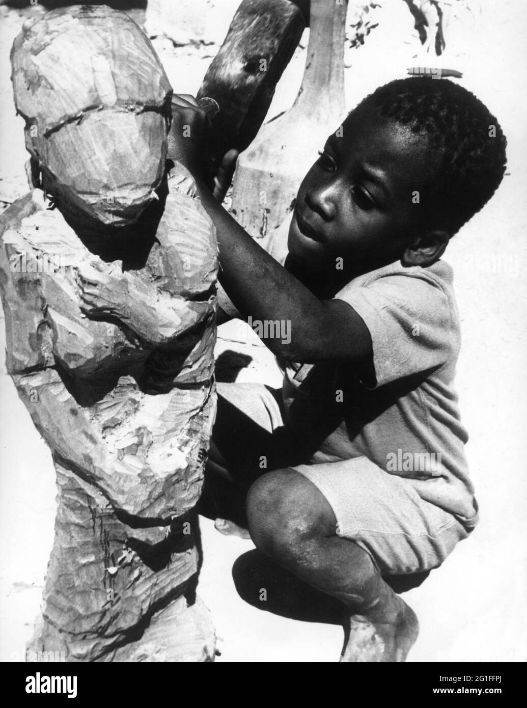 Géographie / Voyage, Haïti, peuple, garçon est en train de sculpter une figure, années 1960, DROITS-SUPPLÉMENTAIRES-AUTORISATION-INFO-NON-DISPONIBLE Banque D'Images