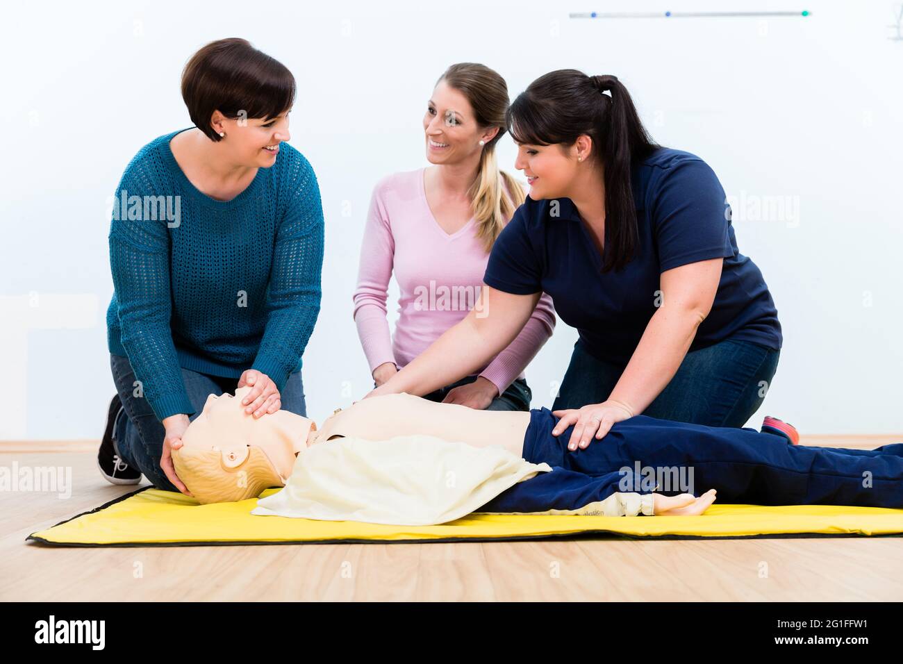 Groupe de femmes dans le premier cours de l'exercice de mesures de maintien de la vie Banque D'Images