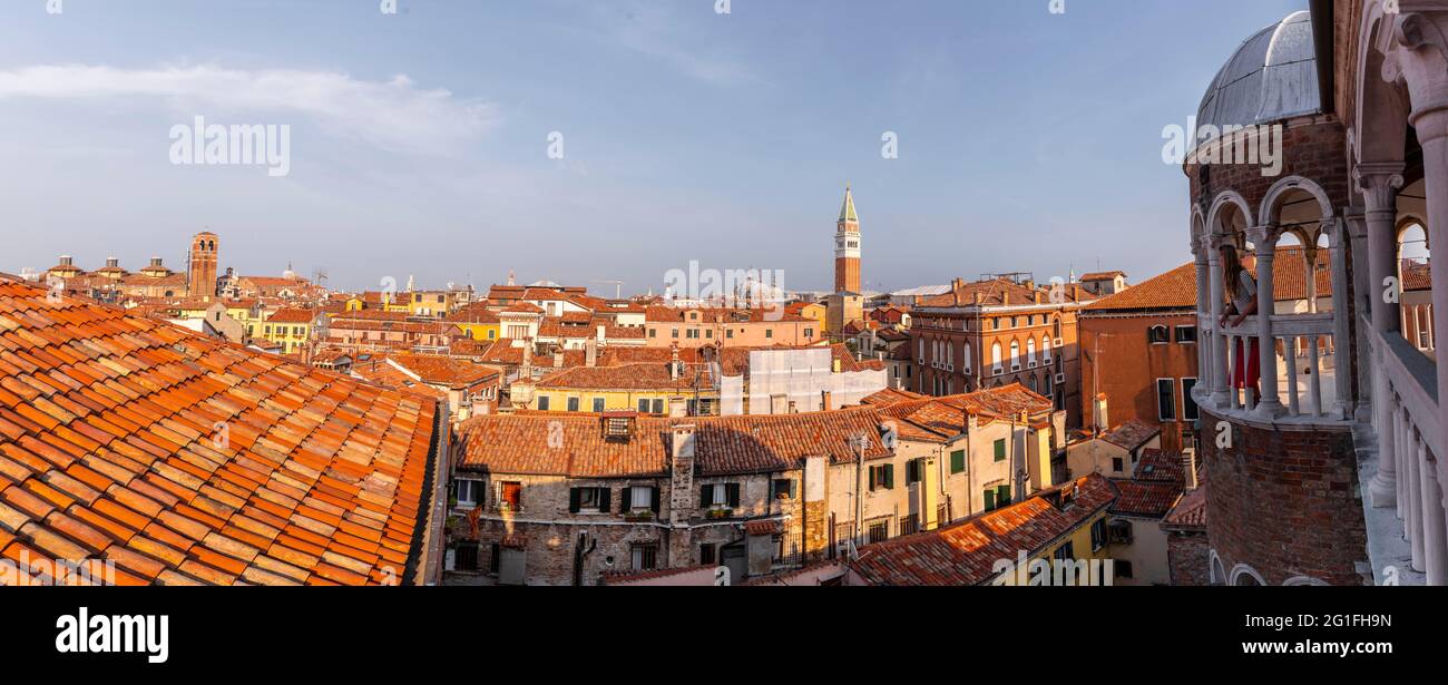 Jeune femme, touriste regardant Venise, dôme du Palazzo Contarini del Bovolo, palais avec escalier en colimaçon, Venise, Vénétie, Italie Banque D'Images
