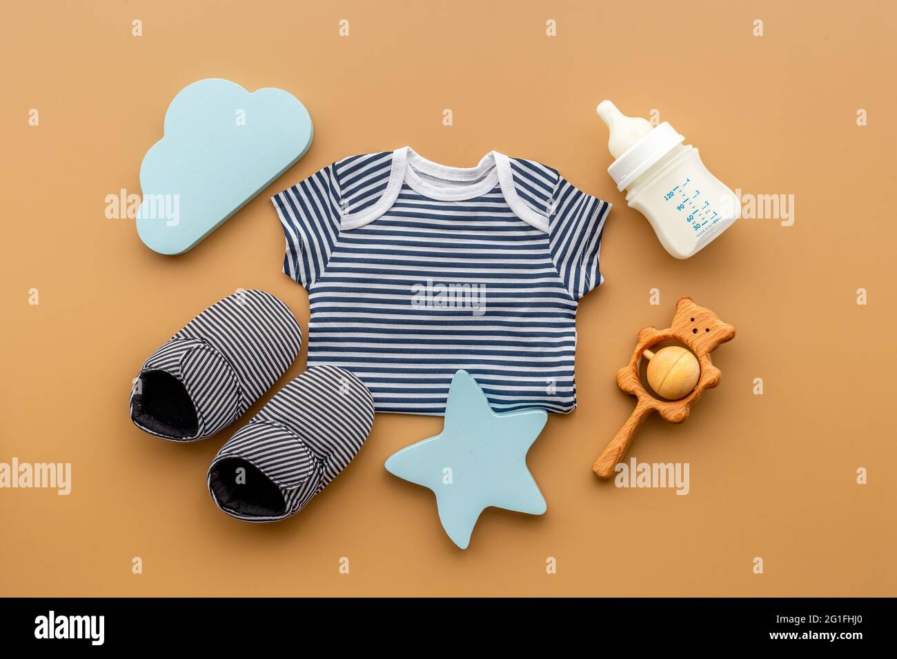 Jouets et articles pour enfants. Combinaison plate avec accessoires pour  bébé garçon Photo Stock - Alamy