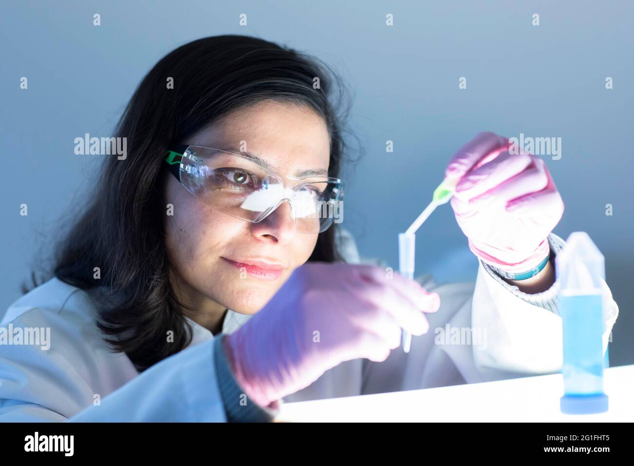 Technicien d'âge moyen en laboratoire avec blouse de laboratoire, Freiburg, BW Banque D'Images
