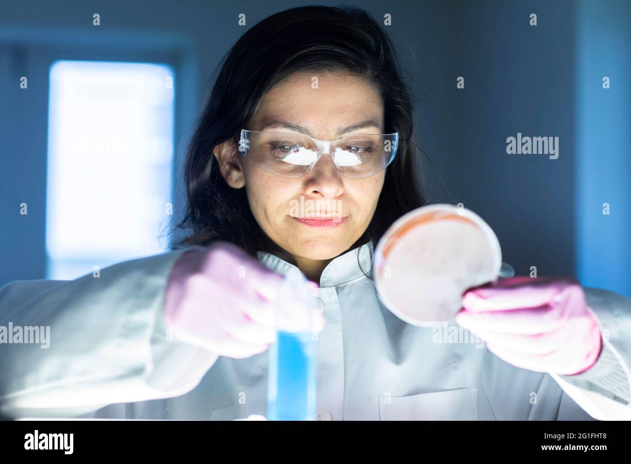 Technicien d'âge moyen en laboratoire avec blouse de laboratoire, Freiburg, BW Banque D'Images