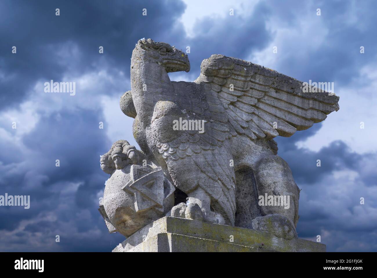 Figure d'aigle avec globe et étoile de David, mémorial de guerre au Nouveau cimetière juif, Nuremberg, moyenne-Franconie, Bavière, Allemagne Banque D'Images