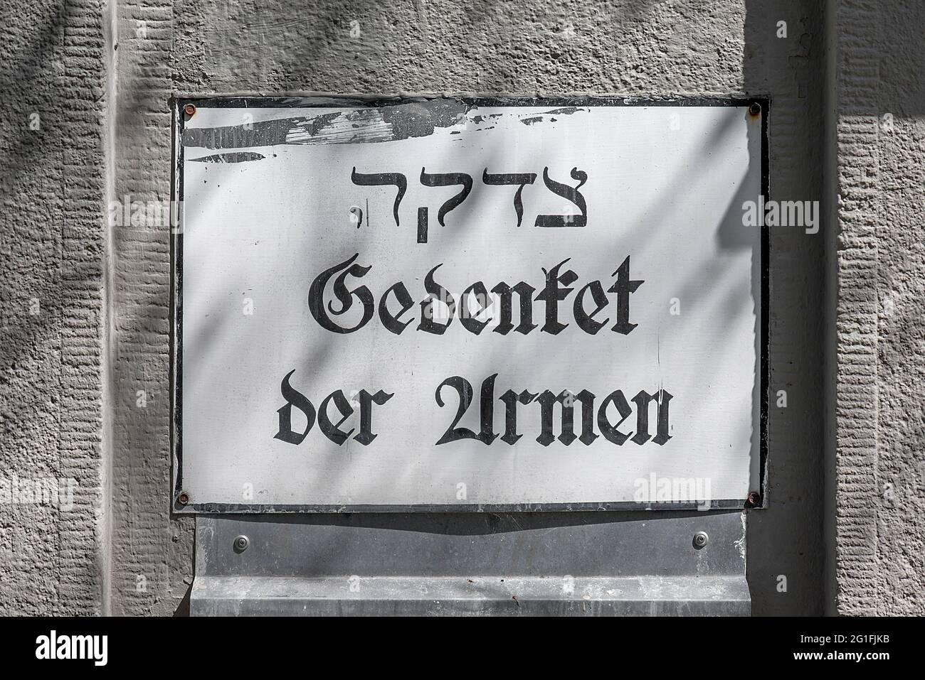 Gedenket der Armen, panneau à la sortie du Nouveau cimetière juif, Nuremberg, moyenne-Franconie, Bavière, Allemagne Banque D'Images