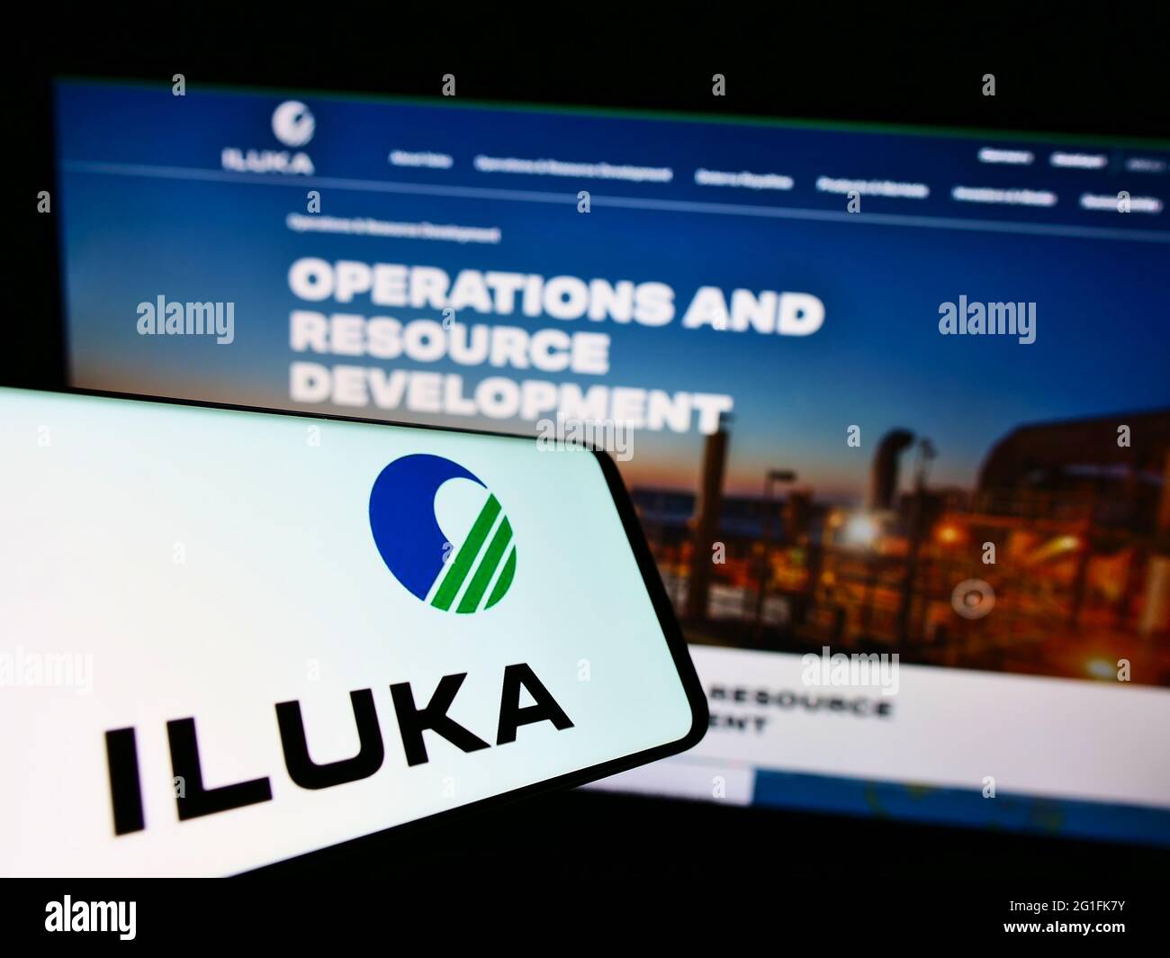 Smartphone avec logo de la société minière australienne Iluka Resources Limited à l'écran devant la page Web. Effectuez la mise au point au centre-droit de l'écran du téléphone. Banque D'Images