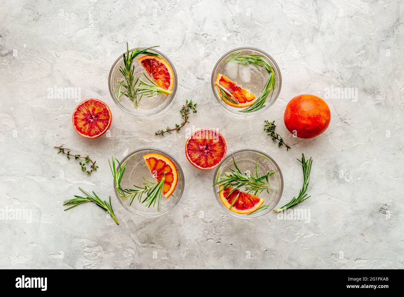 Limonade orange rouge en verres avec glace et romarin Banque D'Images
