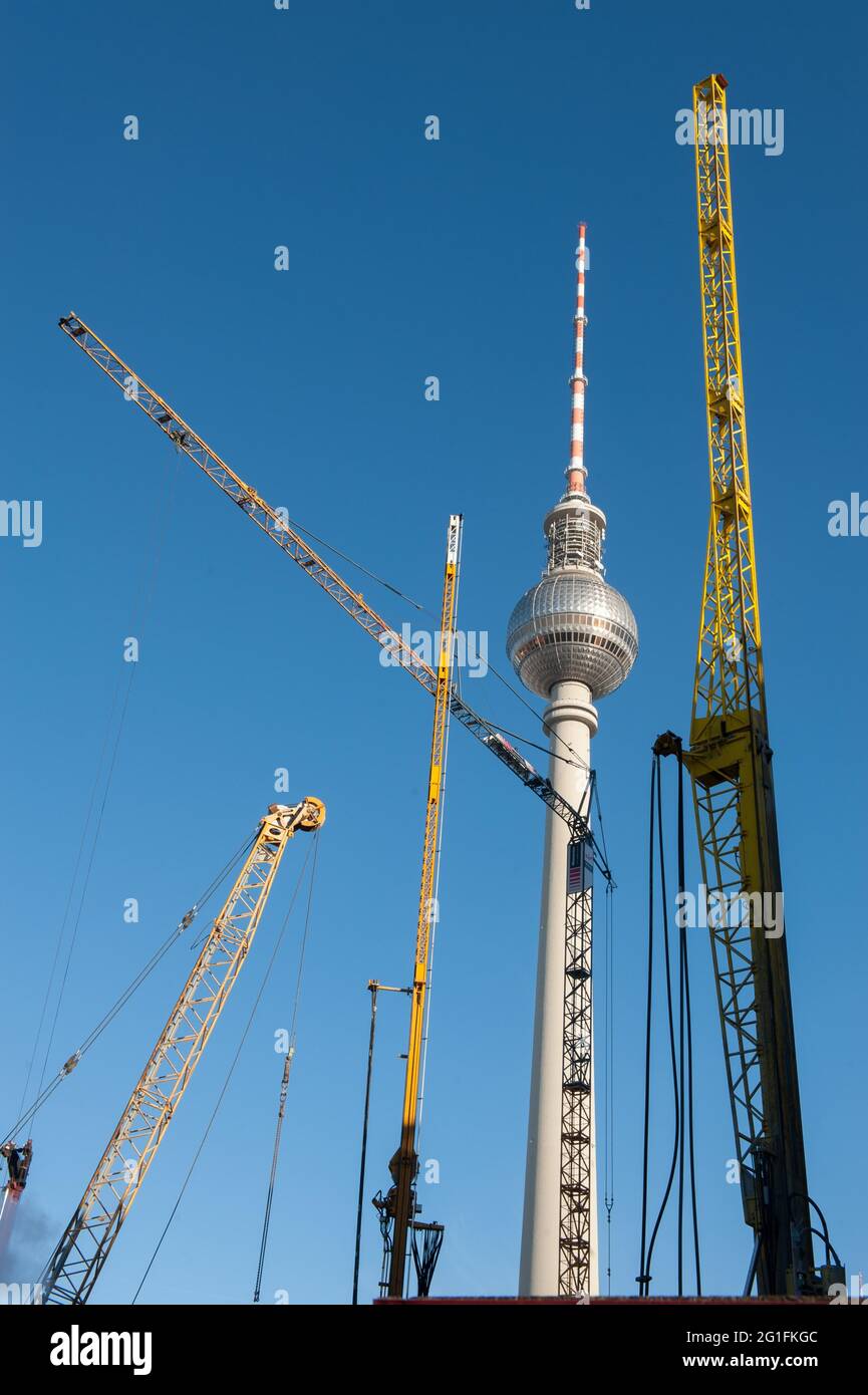 Grues de construction à Alexanderplatz, Berlin-Mitte, Berlin, Allemagne Banque D'Images