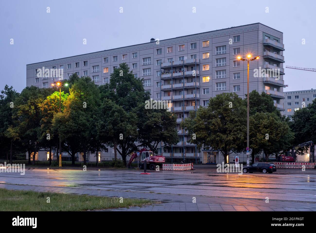 Immeuble résidentiel classé QP 64, est Karl-Marx-Allee à Alexanderplatz, crépuscule, architectes Felz, Kuschy, Stallknecht, Berlin-Mitte Banque D'Images