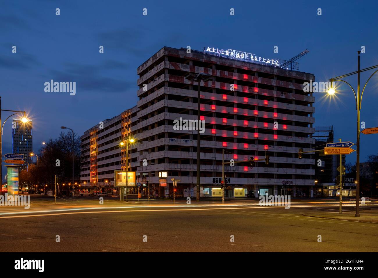 Maison de statistique à Alexanderplatz avec éclairage coloré, projet Allesandersplatz, crépuscule, heure bleue, Berlin-Mitte, Berlin, Allemagne Banque D'Images