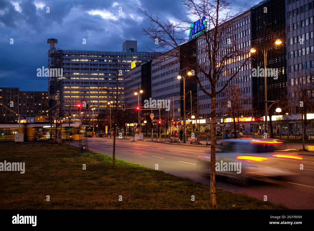 Alexanderstrasse à Alexanderplatz, vue au nord-ouest de la Berliner Zeitung, ligne au crépuscule, Berlin-Mitte, Berlin, Allemagne Banque D'Images