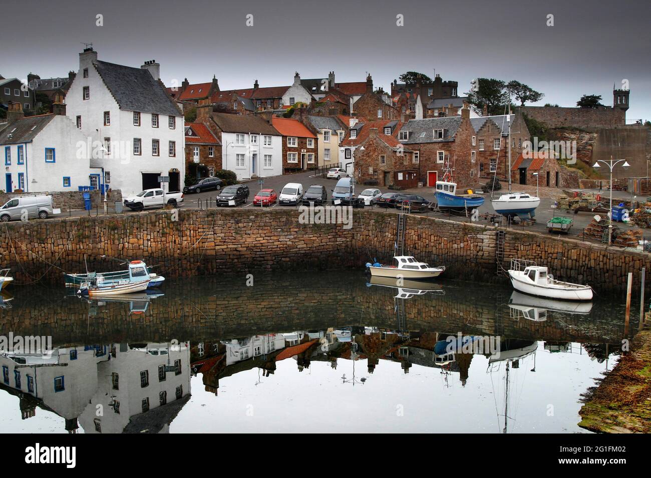 Port, vue sur le port, bassin du port, réflexion, Maison au port, village de pêcheurs, Maisons au port, bateaux de pêche, Port de Crail Banque D'Images