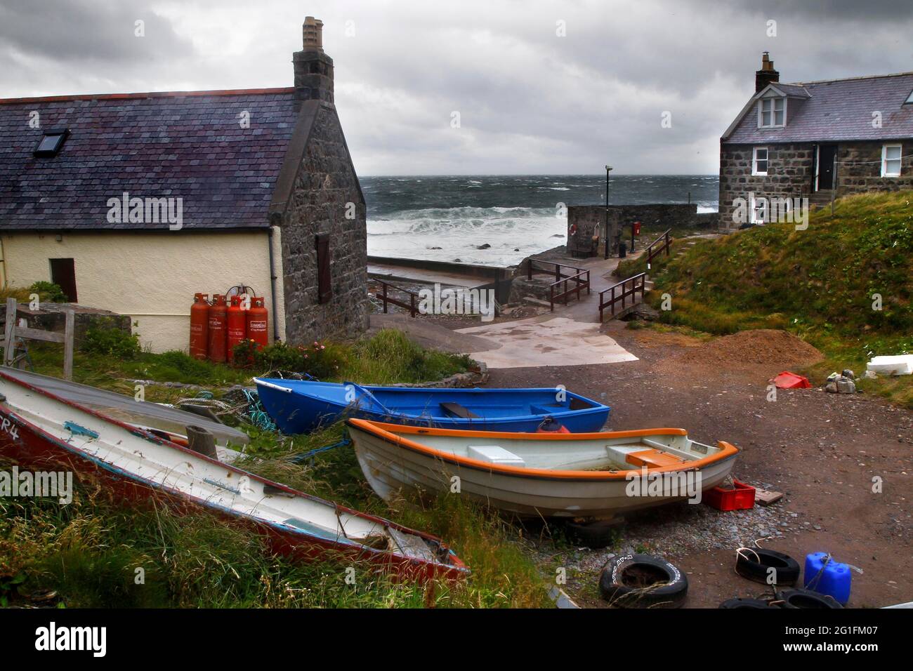 Mer du Nord, côte, village écossais, village de pêcheurs, maisons au Merr, bateaux de pêche, Crovie, Aberdeenshire, Highlands, Côte est, Ecosse, Great Banque D'Images